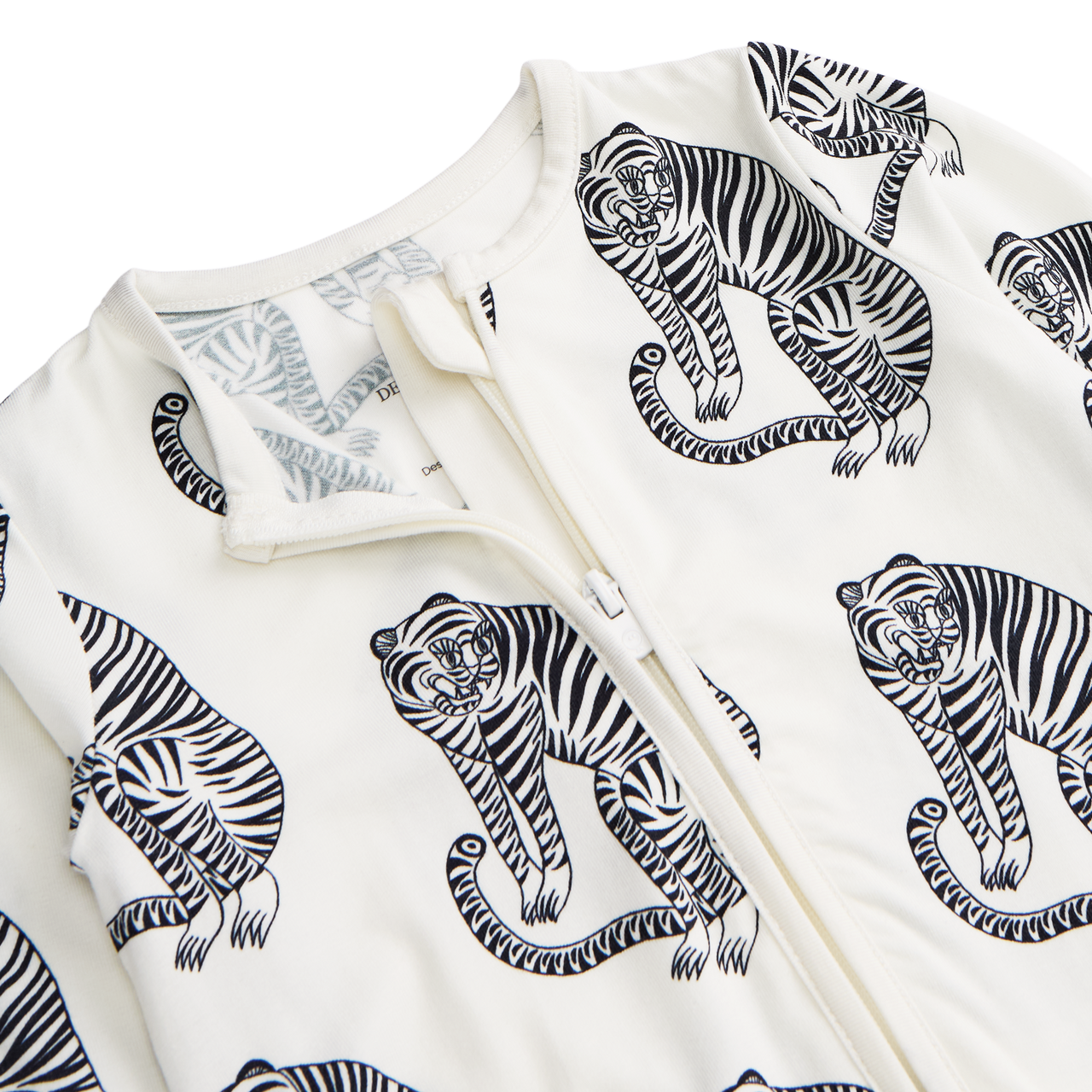 MORI x D&D Clever Zip Sleepsuit Sansindo White/Black