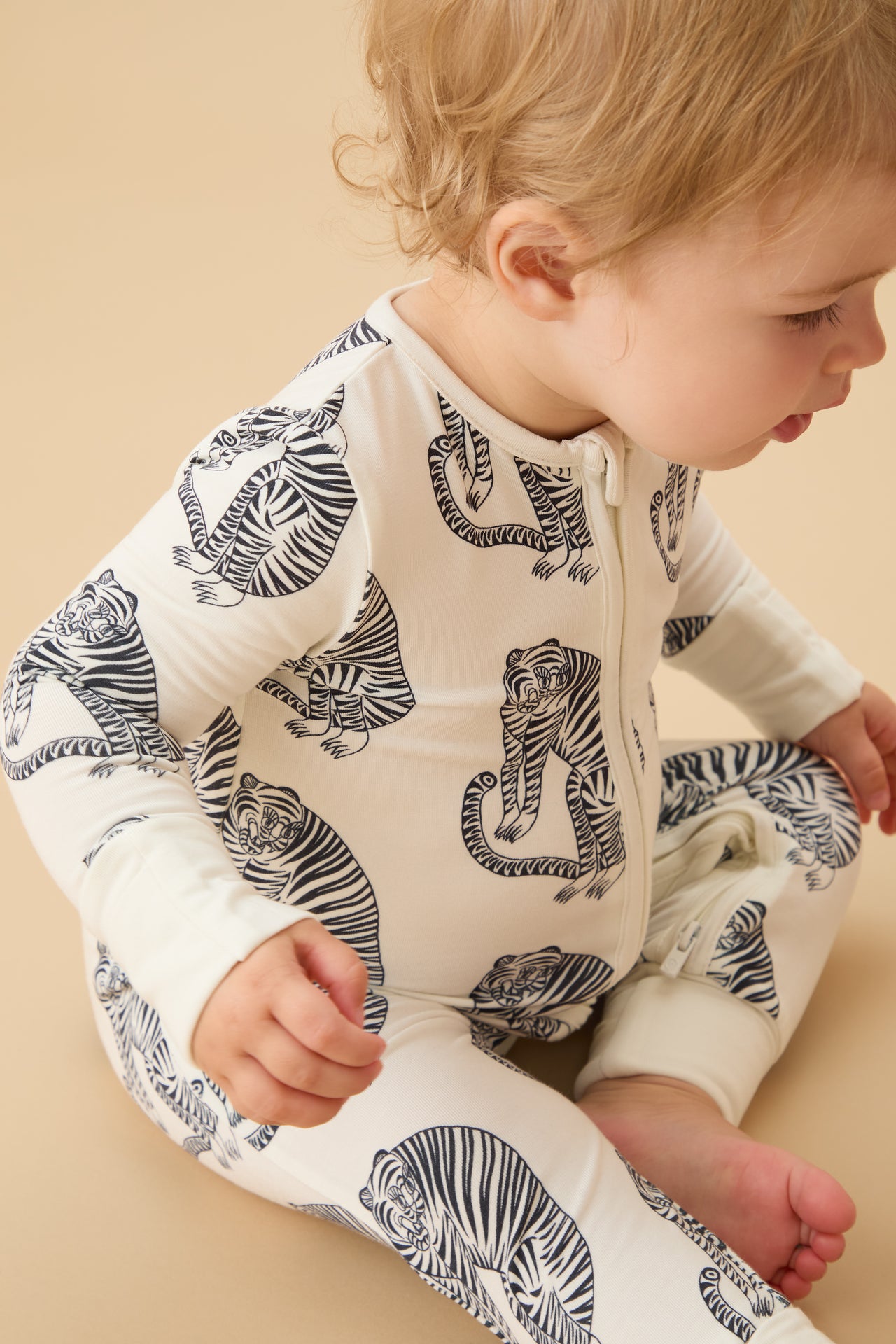 MORI x D&D Clever Zip Sleepsuit Sansindo White/Black