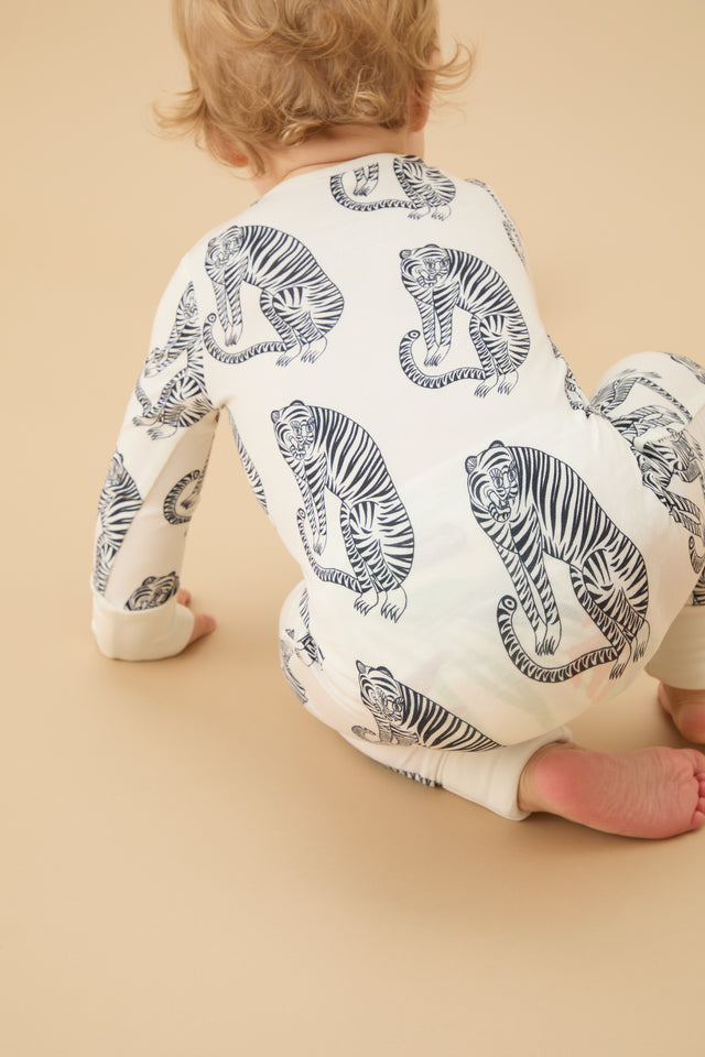 MORI x D&D Clever Zip Sleepsuit Sansindo White/Black