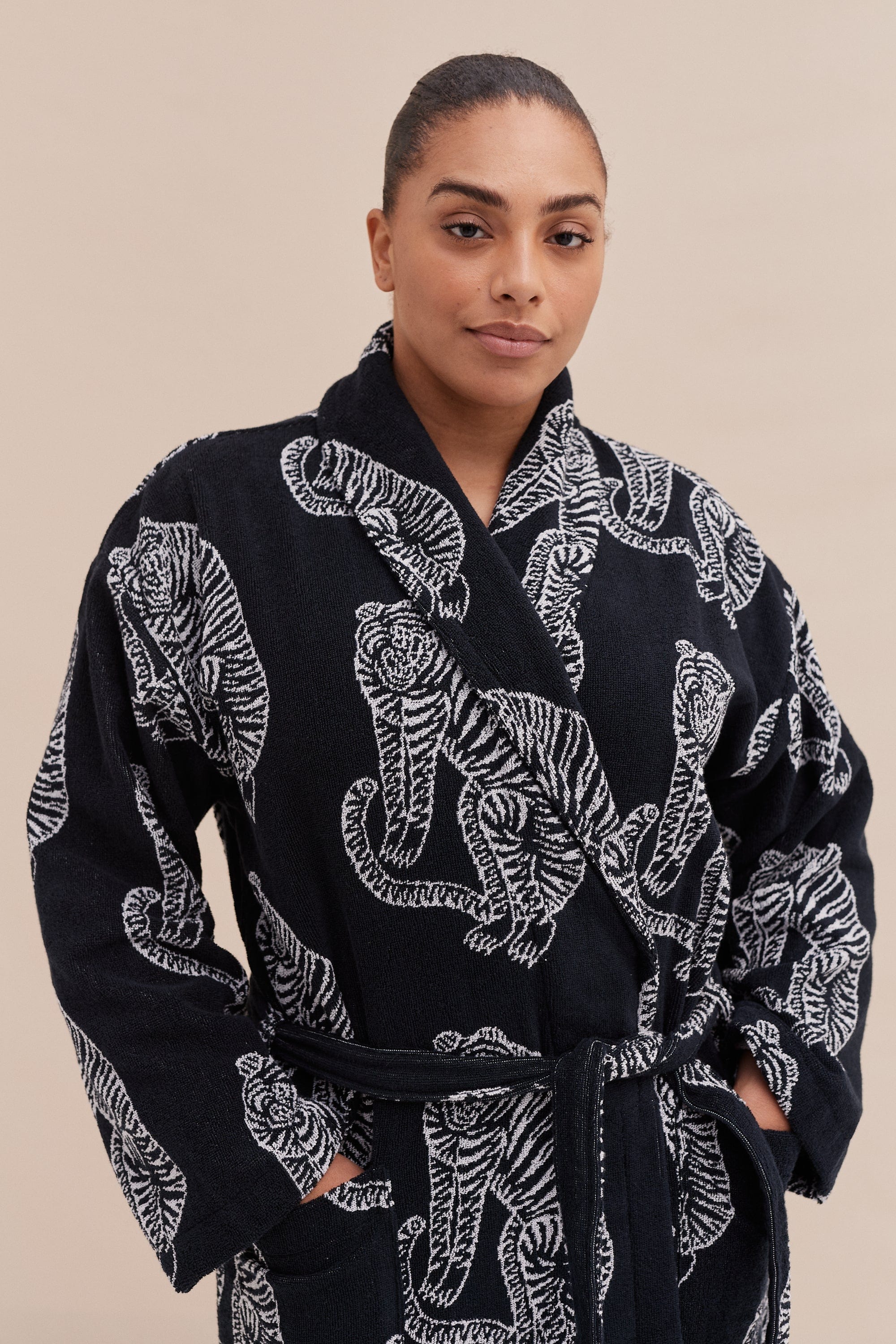 Unisex Towel Robe Sansindo Print Black Cream – Desmond & Dempsey