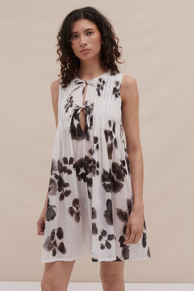 Sleeveless Pleated Nightie Young Hearts Print White/Black
